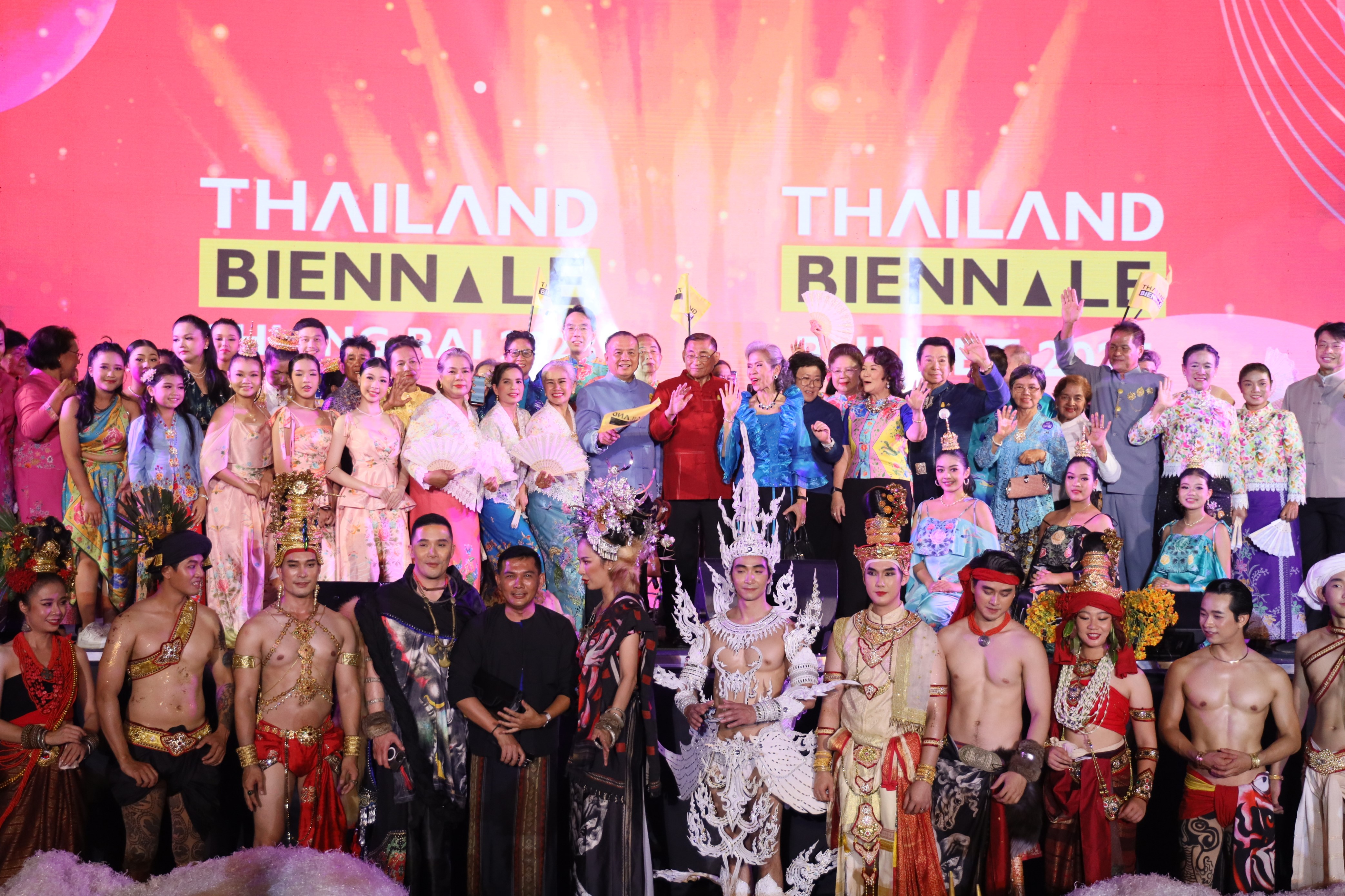 รมว.กระทรวงวัฒนธรรม ส่งมอบธงสัญลักษณ์ให้ จ.ภูเก็ต เจ้าภาพจัดงานมหกรรมศิลปะร่วมสมัยนานาชาติ "Thailand Biennale 2025" พร้อมฉลองความสำเร็จของ “Thailand Biennale, Chiang Rai 2023 สร้างรายได้กว่า 24,000 ล้านบาท