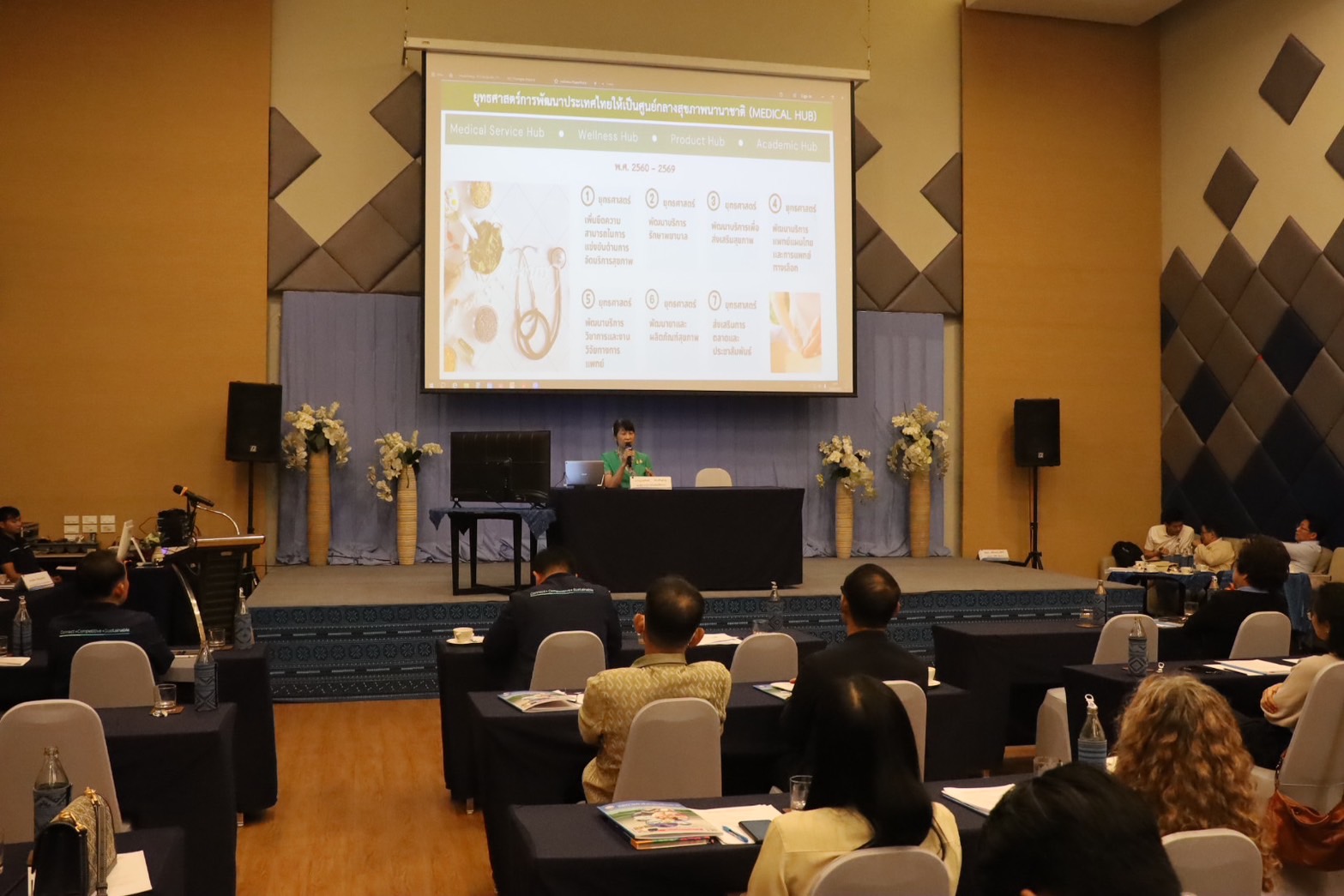 รองผู้ว่าฯ เชียงราย ให้การบรรยายพิเศษ เรื่อง “ขับเคลื่อนเศรษฐกิจเชียงราย ด้วยเมืองแห่งสุขภาพ” (Chiang Rai Wellness City) ในการประชุมใหญ่สามัญประจำปี 2567 หอการค้าจังหวัดเชียงราย