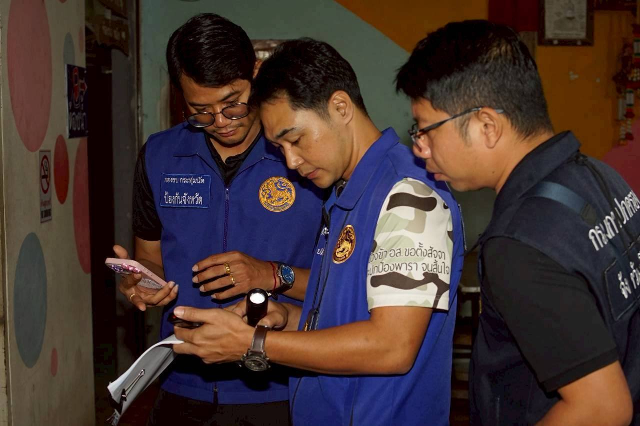 เชียงราย ชุดปฏิบัติการฝ่ายปกครองบุกจับคาราโอเกะเถื่อน เเห่งหนึ่งในเชียงราย หลังได้รับร้องเรียนกระทำผิดกฎหมายหลายกรณี