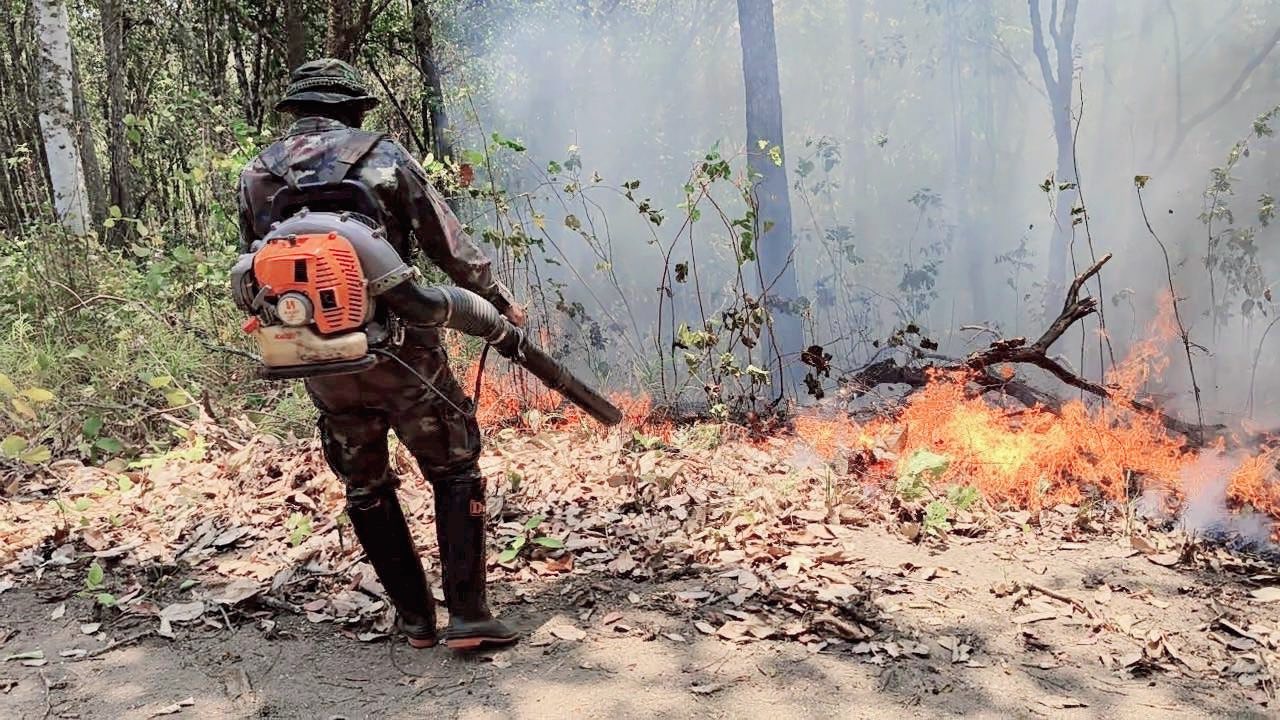 มณฑลทหารบกที่ 37 สนธิกำลังรุดดับไฟป่าและทำแนวกันไฟ ปกป้องพื้นที่โครงการบ้านเล็กในป่าใหญ่ฯ จ.เชียงราย