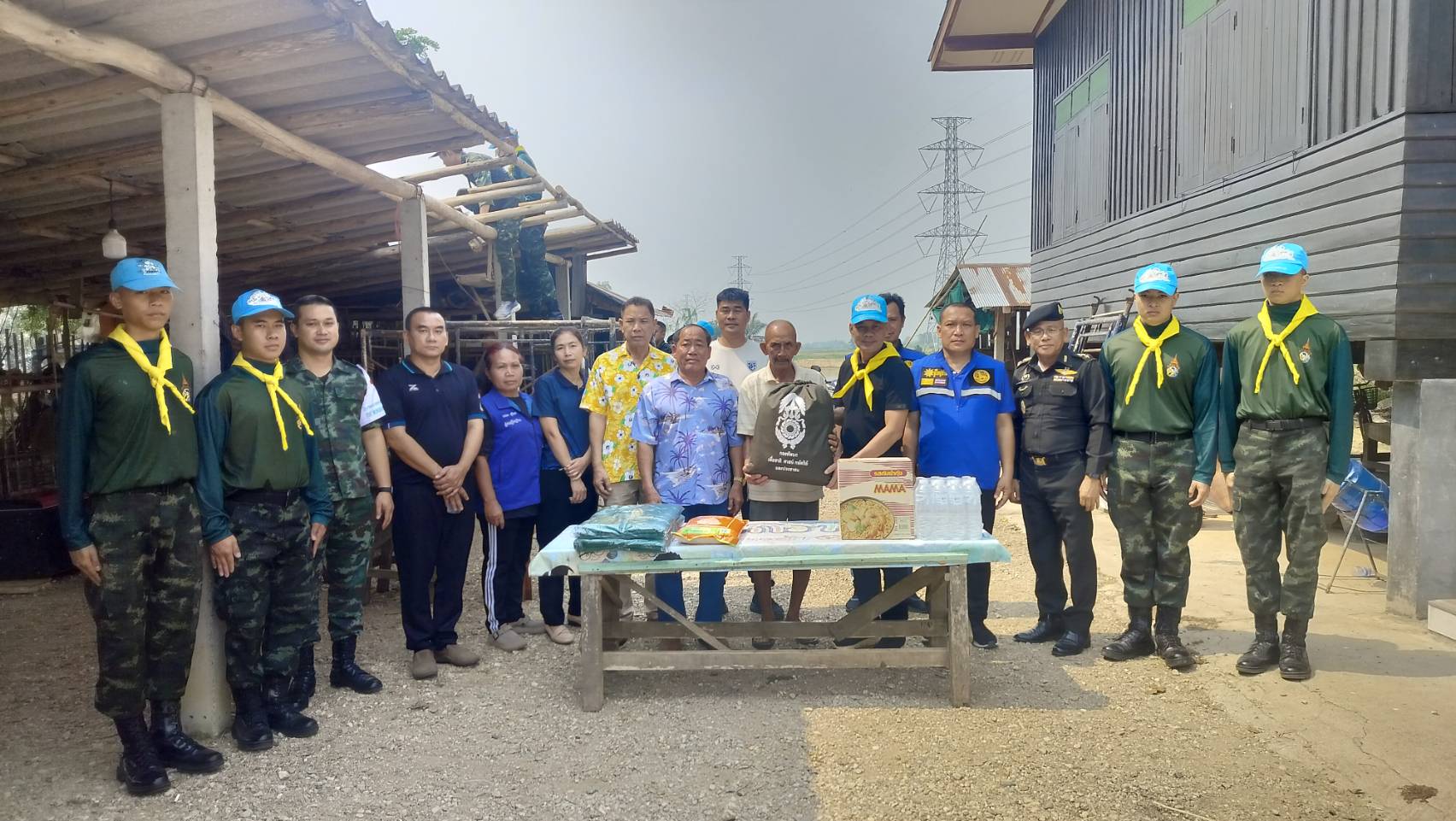 &nbsp;มทบ.37 รุดลงพื้นที่ช่วยเหลือผู้ประสบวาตภัยอำเภอพาน เร่งซ่อมแซมบ้านเรือนบรรเทาความเดือดร้อนประชาชน