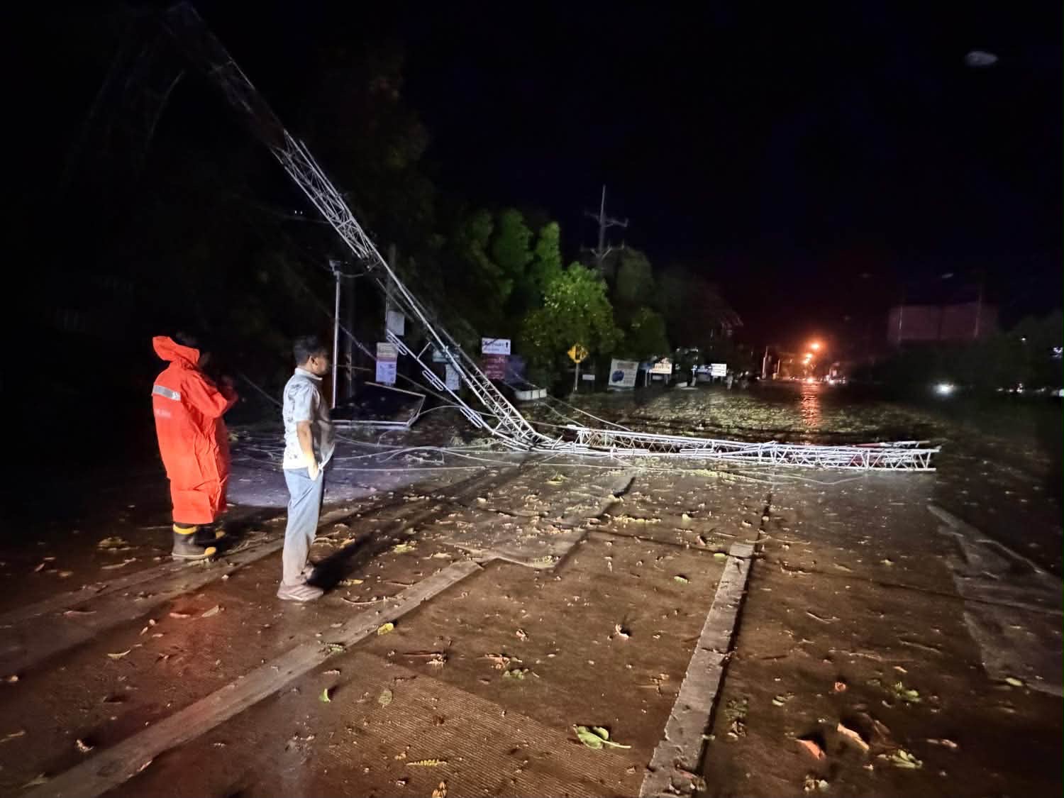 พายุฤดูร้อนแม่สาย เสาวิทยุล้มทับสายไฟ ไฟดับเป็นบริเวณกว้าง