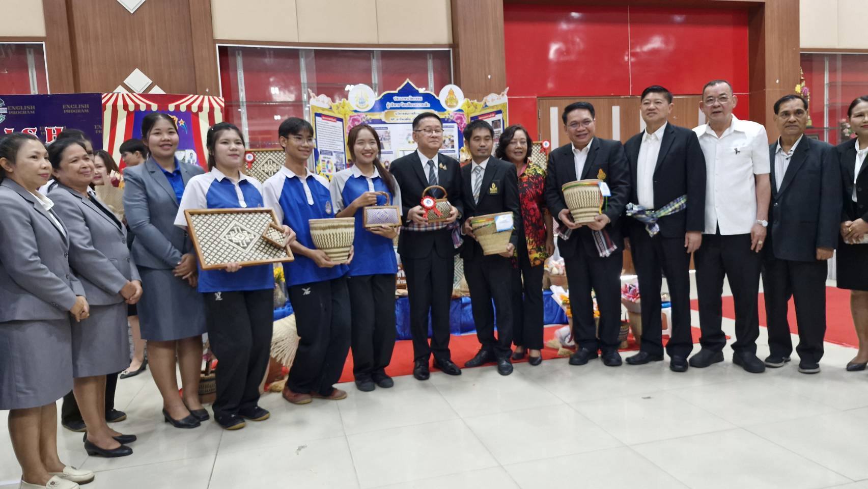 รมว.ศึกษาธิการ เยี่ยมชมการจัดการศึกษา &ldquo;โรงเรียนเบ็ญจะมะมหาราช&rdquo; พร้อมมอบนโยบายยกระดับคุณภาพการเรียนรู้