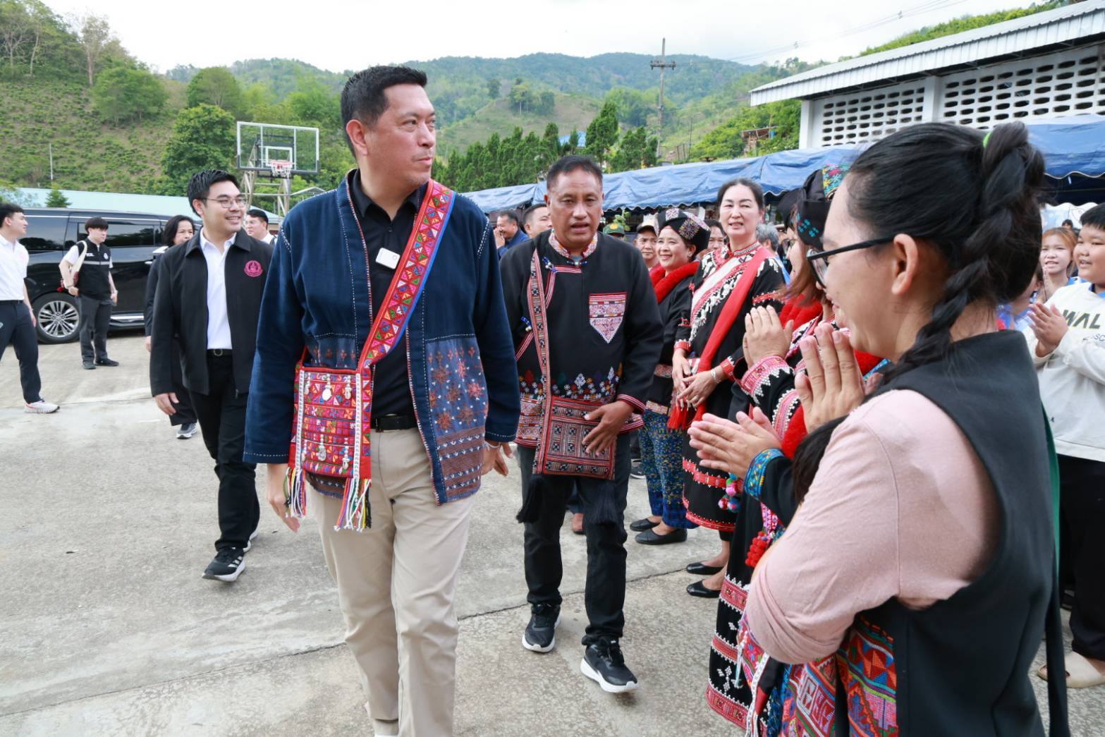 นายนิกร โสมกลาง รัฐมนตรีว่าการกระทรวงการพัฒนาสังคมและความมั่นคงของมนุษย์ และ นางสาวปิยะรัฐชย์ ติยะไพรัช รัฐมนตรีช่วยว่าการกระทรวงเกษตรและสหกรณ์ ติดตามการบูรณาการโครงการพัฒนาคุณภาพชีวิตทุกช่วงวัย มอบเงินสงเคราะห์ตามภารกิจกระทรวง พม. และมอบเมล็ดพันธุ์ผัก/กล้าไม้ผล และโฉนดเพื่อการเกษตร ณ โรงเรียนจีนบ้านเล่าฝู่ ต.ป่าตึง อ.แม่จัน จ.เชียงราย