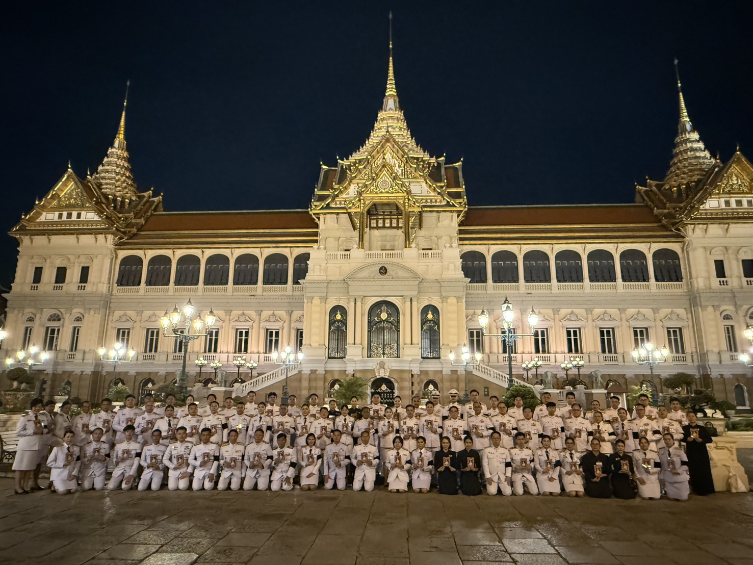 ผู้ว่าราชการจังหวัดเชียงราย นำคณะข้าราชการและหัวหน้าส่วนราชการ ร่วมเป็นเจ้าภาพในการบำเพ็ญกุศลสวดพระอภิธรรมถวายพระบรมศพ ณ พระที่นั่งดุสิตมหาปราสาท