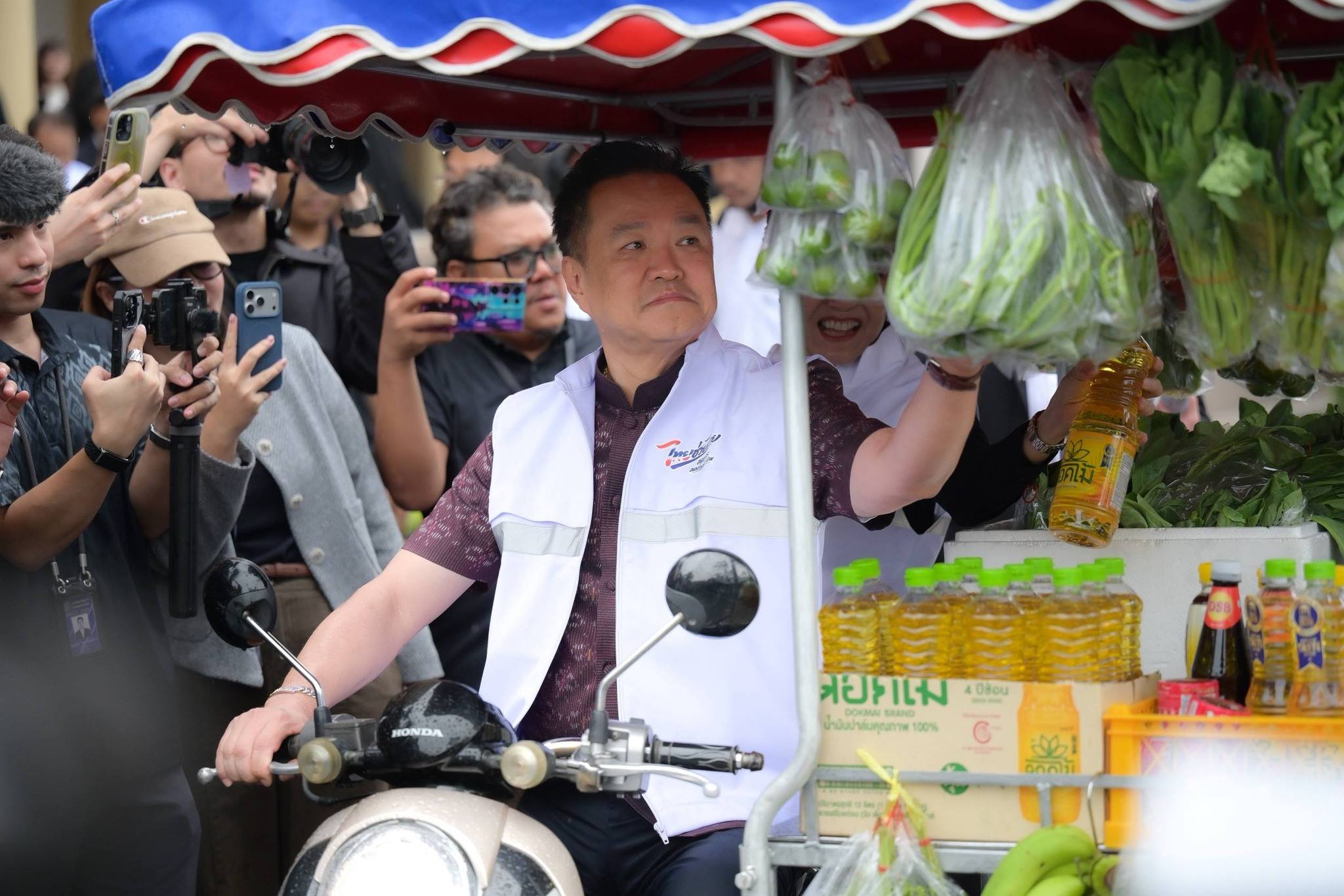 "นายกฯ อนุทิน" ควง "รองนายกฯ ศุภจี" Kick off "ไทยช่วยไทย ลดภาระค่าครองชีพ" ผนึกกำลังร่วมภาคเอกชน เปิดรับลงทะเบียนรถพุ่มพวง นำสินค้าอุปโภคบริโภคคุณภาพ ราคาถูกกว่าท้องตลาด ให้เข้าถึงพี่น้องประชาชนทั่วประเทศ