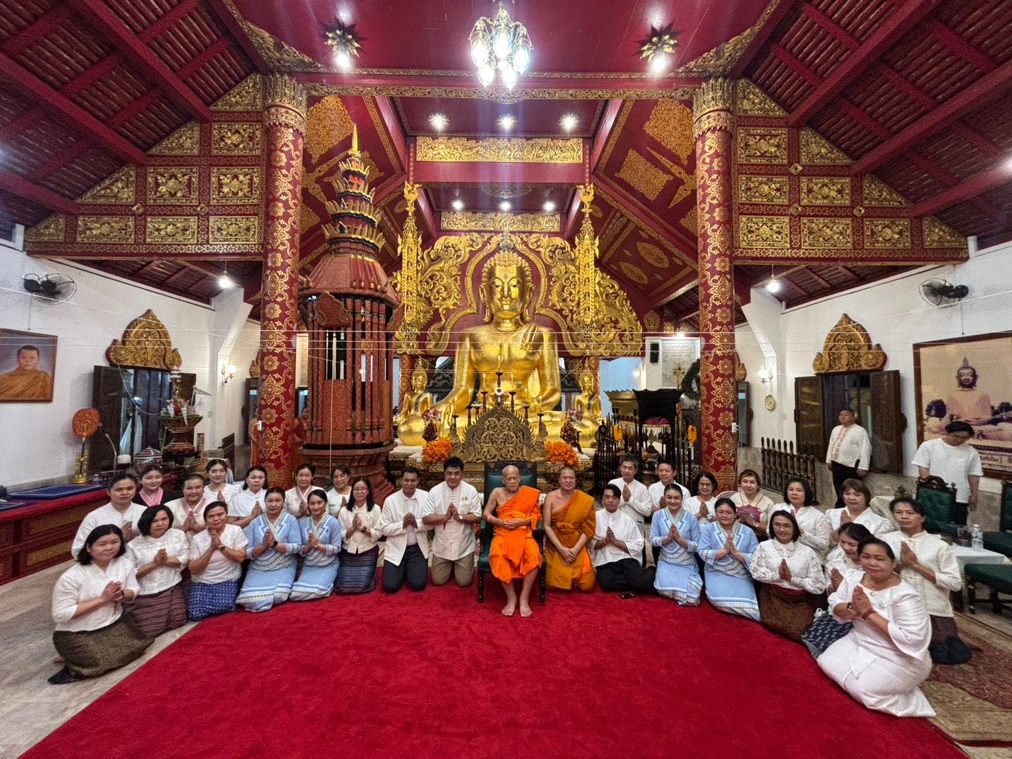 ผู้ว่าฯ เชียงราย นำพุทธศาสนิกชนใส่ขันดอกบูชาสะดือเมือง ในงานประเพณี "เดือน ๘ เข้า เดือน ๙ ออก" ประจำปี ๒๕๖๙