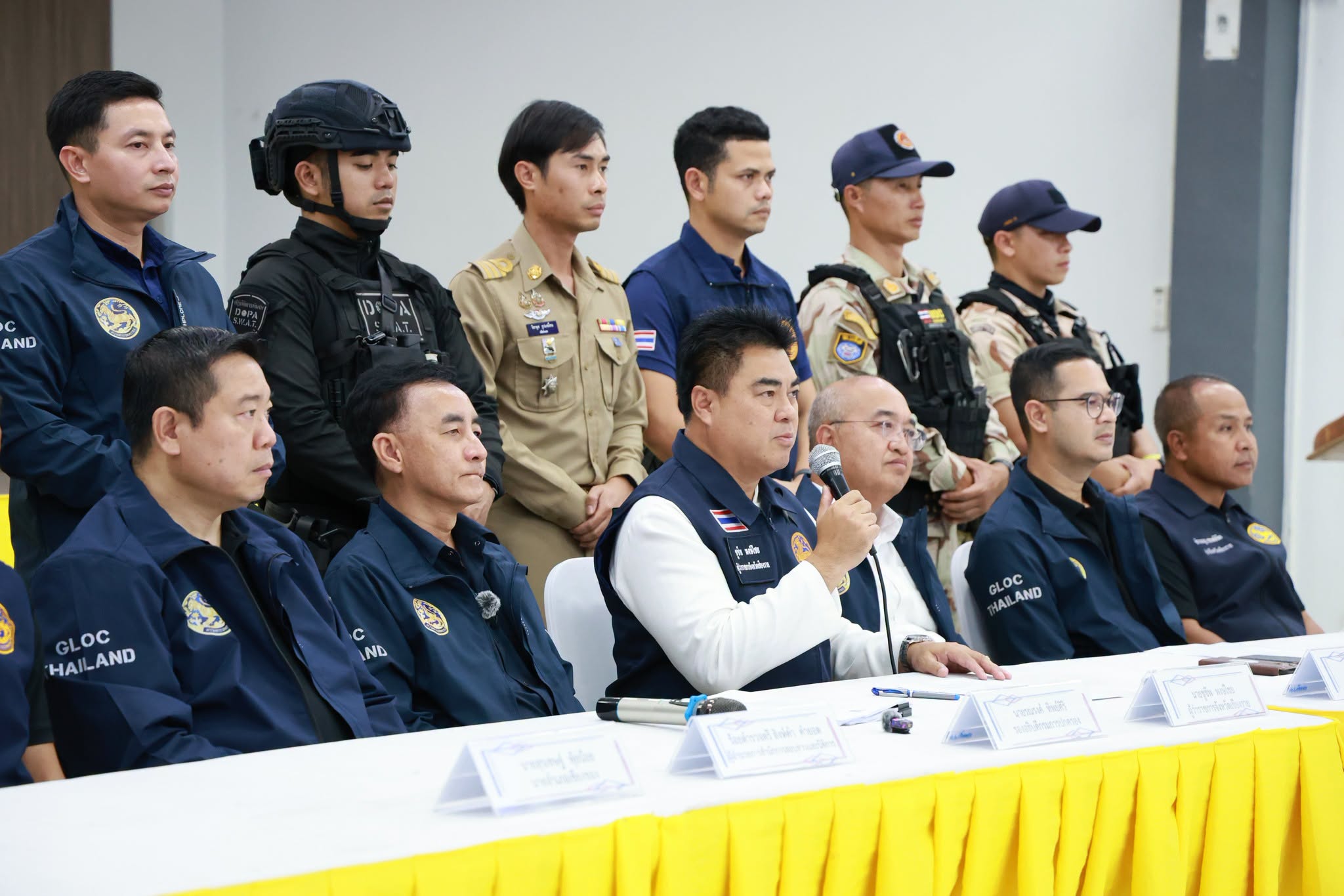 ชุดปฏิบัติการพิเศษฝ่ายปกครองบุกเชียงของ เปิด &ldquo;ปฏิบัติการขจัดเหลือบราชสีห์&rdquo; ล้างบางขบวนการค้าใบ ป.3 ปลอม จับสมาชิก อส.-ยึดอาวุธปืนต้องสงสัย