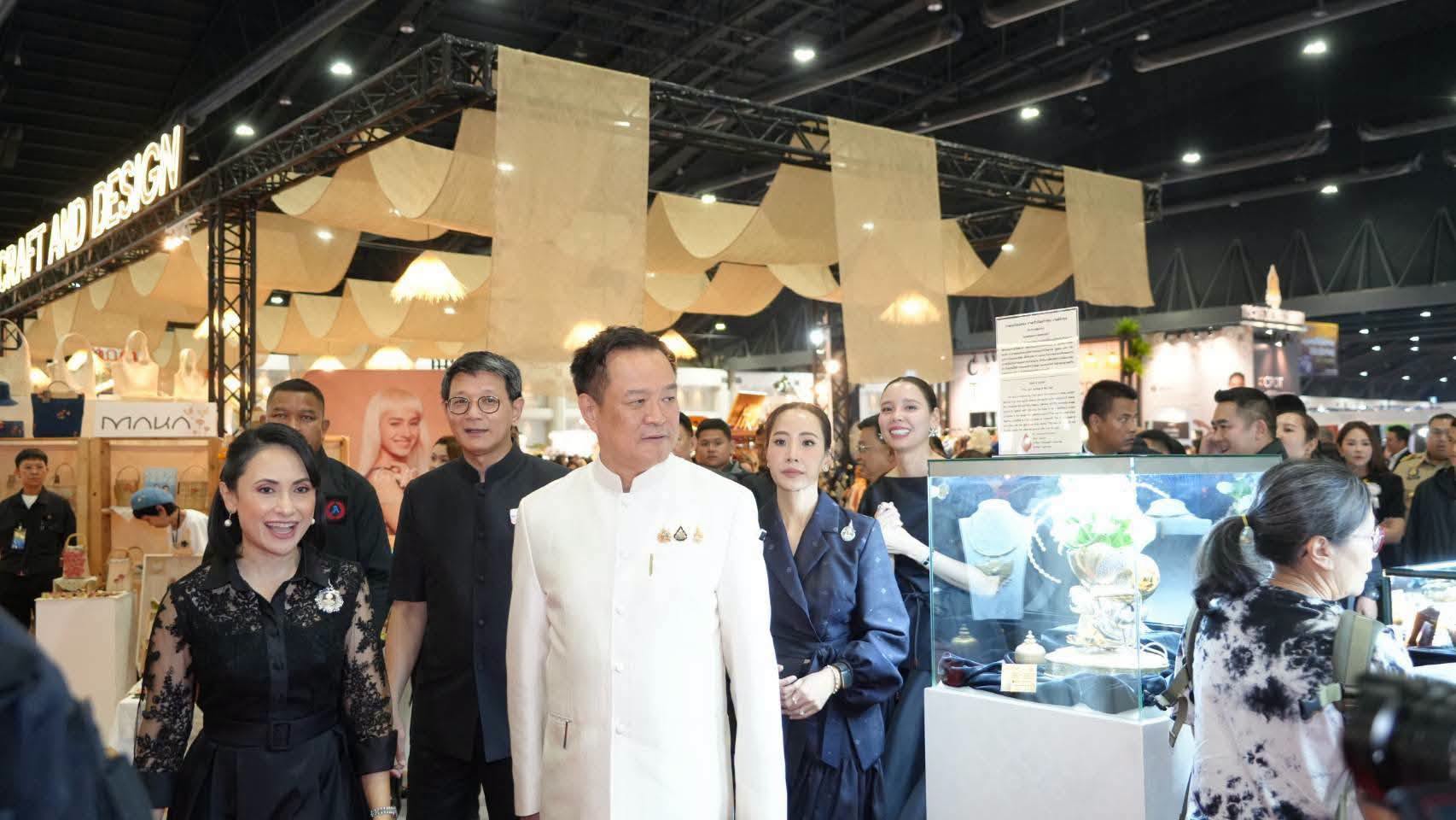 นายกฯ "อนุทิน" เปิดงาน OTOP Midyear 2026 อย่างยิ่งใหญ่ ชวนคนไทยส่งเสริมสินค้าไทย สร้างรายได้ชุมชน กระตุ้นเศรษฐกิจฐานราก