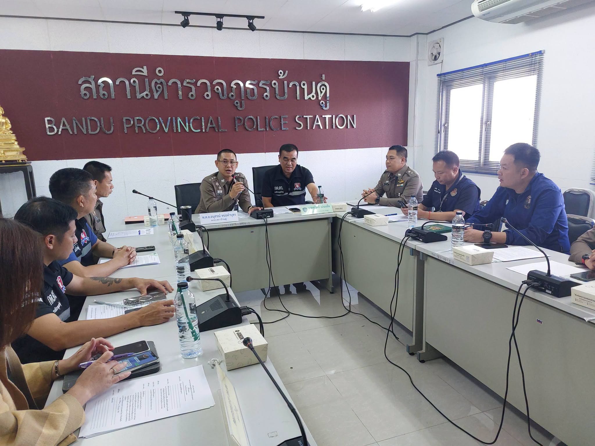 สภ.บ้านดู่เข้ม! เดินหน้าป้องกันอาชญากรรม-กวาดล้างยาเสพติด ตั้งจุดตรวจทั่วพื้นที่ สร้างความปลอดภัยให้ประชาชน เตือนภัยใกล้ตัวขอความร่วมมือประชาชนเฝ้าระวัง