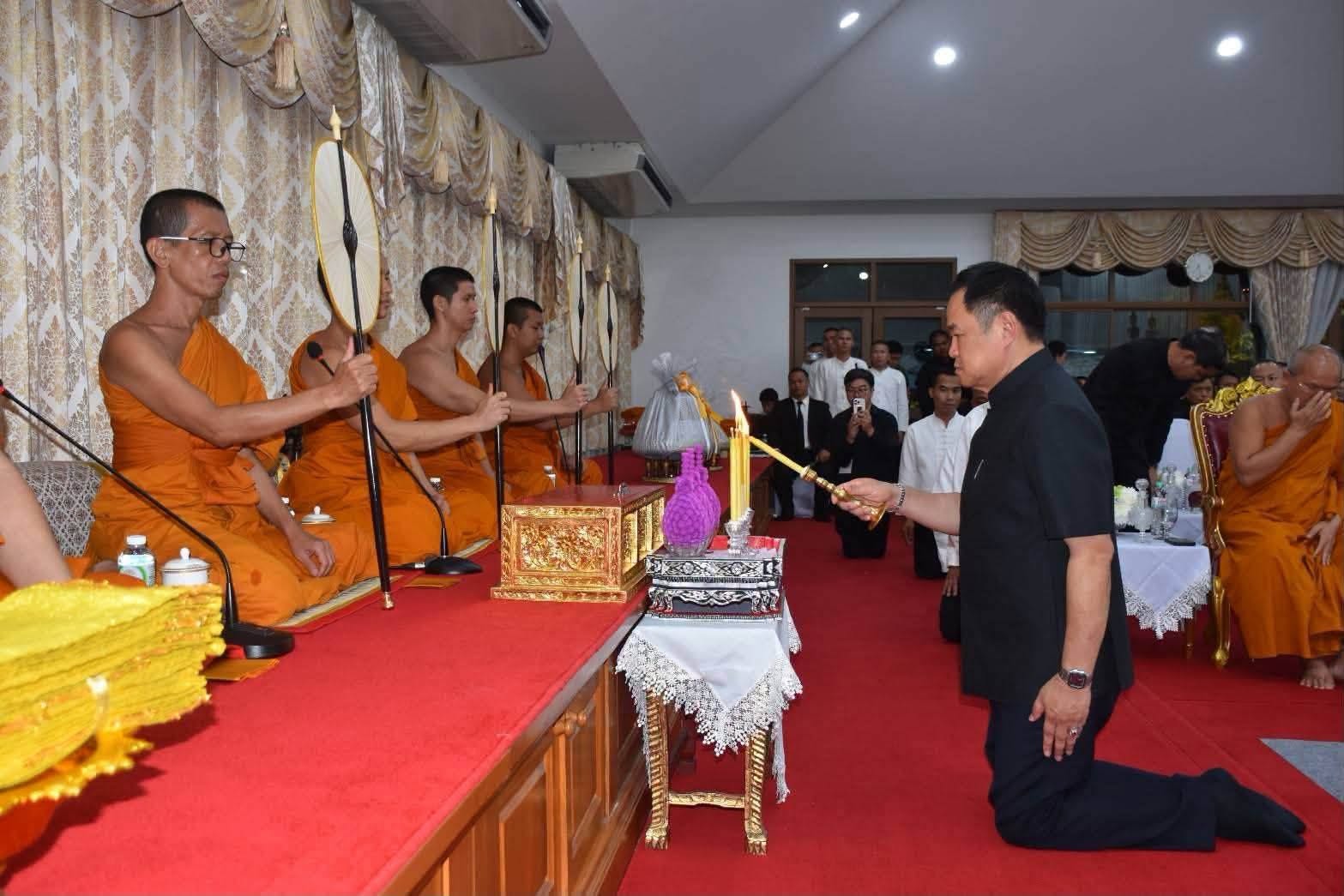 นายกฯ​ อนุทิน นำคณะผู้บริหาร มท. ร่วมพิธีสวดพระอภิธรรม &ldquo;เรียบ นราดิศร&rdquo; อดีตผู้ว่าฯ ลำพูน พร้อมกราบสักการะสิ่งศักดิ์สิทธิ์วัดเจดีย์หลวง