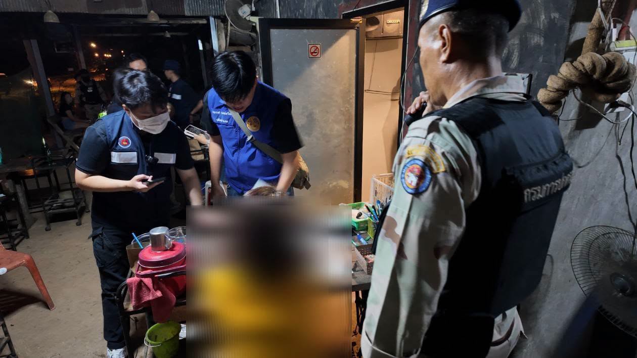 ผู้ว่าราชการจังหวัดเชียงราย สั่งเปิดปฏิบัติการ "เชียงรายฟ้าใส"  บุกจับคาราโอเกะ เปิดเกินเวลา พบเด็กอายุต่ำกว่า 18 ปี ให้บริการปรนนิบัติลูกค้า ต่ำสุดอายุ 16 ปี และยังพบ เด็กอายุ 14 ปี มาคอยรับ - ส่ง พี่สาว อายุ 17 ปี มาทำงาน บ้านพักเด็กนำไปคุ้มครองเบื้องต้น