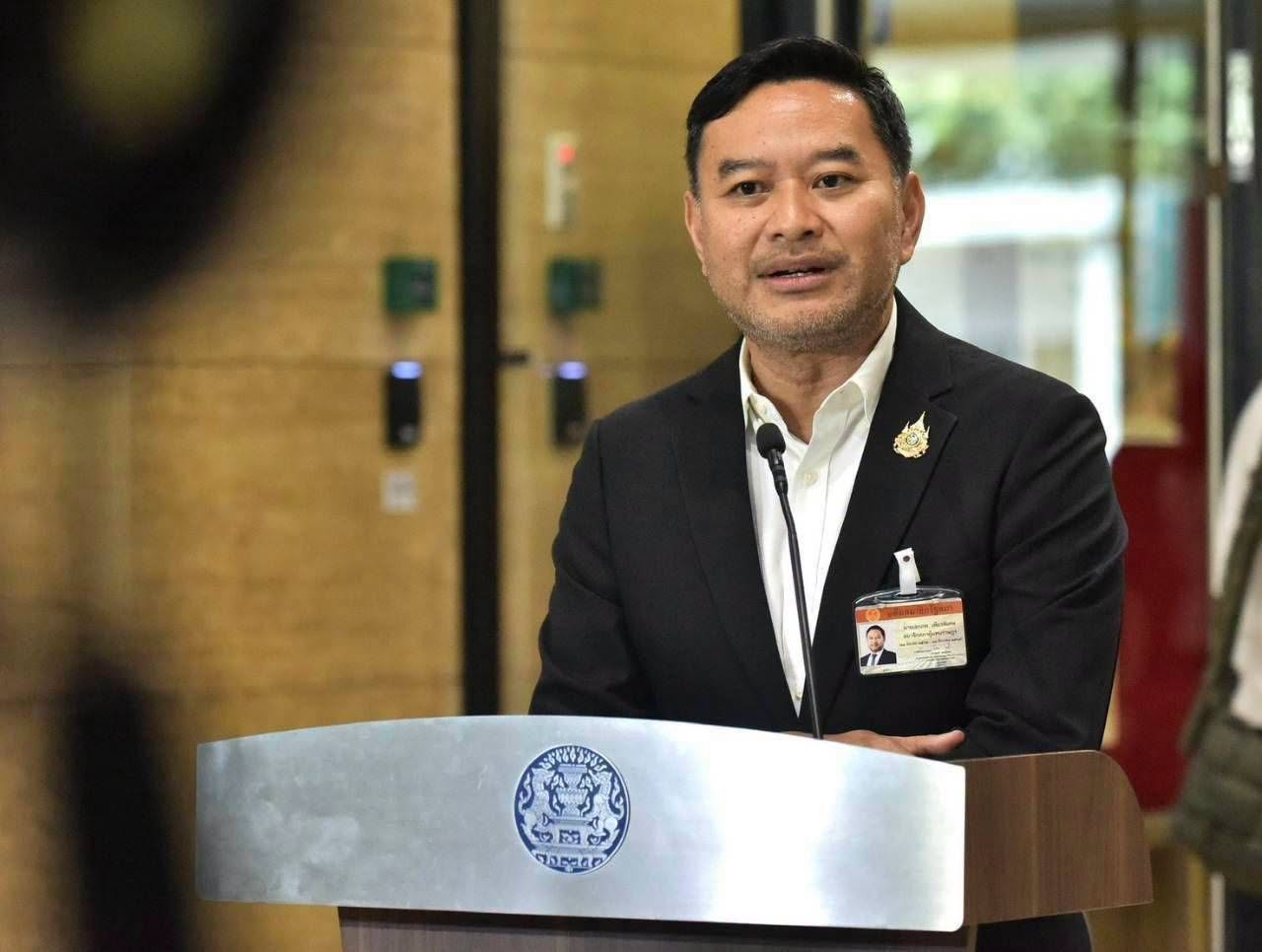 โฆษกฯ เคลียร์ชัด การปรับกฎหมายอาวุธปืน มุ่งยกระดับความปลอดภัย ย้ำไม่มีข้อกำหนดต่อใบอนุญาตทุกหนึ่งถึงสองเดือน ผู้ปฏิบัติหน้าที่&ndash;นักกีฬายังครอบครองและพกพาตามกฎหมาย แจงข้อมูลคลาดเคลื่อนเกี่ยวกับแนวทางปรับปรุงกฎหมายและการควบคุมอาวุธปืน ยืนยัน ยังไม่มีข้อกำหนด พร้อมย้ำแนวทางต่าง ๆ ยังอยู่ในขั้นตอนจัดทำพระราชบัญญัติผ่านความเห็นชอบในหลักการตามมติที่ประชุมคณะรัฐมนตรี ก่อนส่งเข้าสู่พิจารณาตามกระบวนการนิติบัญญัติต่อไป จะต้องผ่านกระบวนการทำงานของฝ่ายนิติบัญญัติที่หากรับหลักการจะต้องมีการพิจารณา จึงยังไม่มี