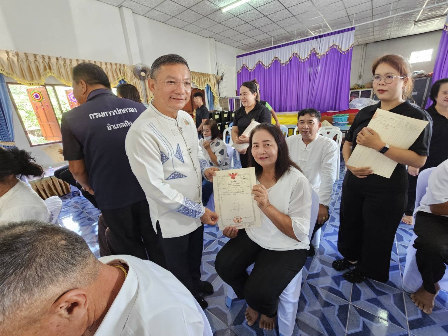 รองผู้ว่าฯ เชียงราย เป็นประธานมอบโฉนดที่ดินตามโครงการ &ldquo;มอบโฉนดที่ดินทั่วไทย นำสุขคลายทุกข์ให้ประชาชน&rdquo; สร้างความมั่นคงในกรรมสิทธิ์และการถือครองที่ดินแก่ประชาชน
