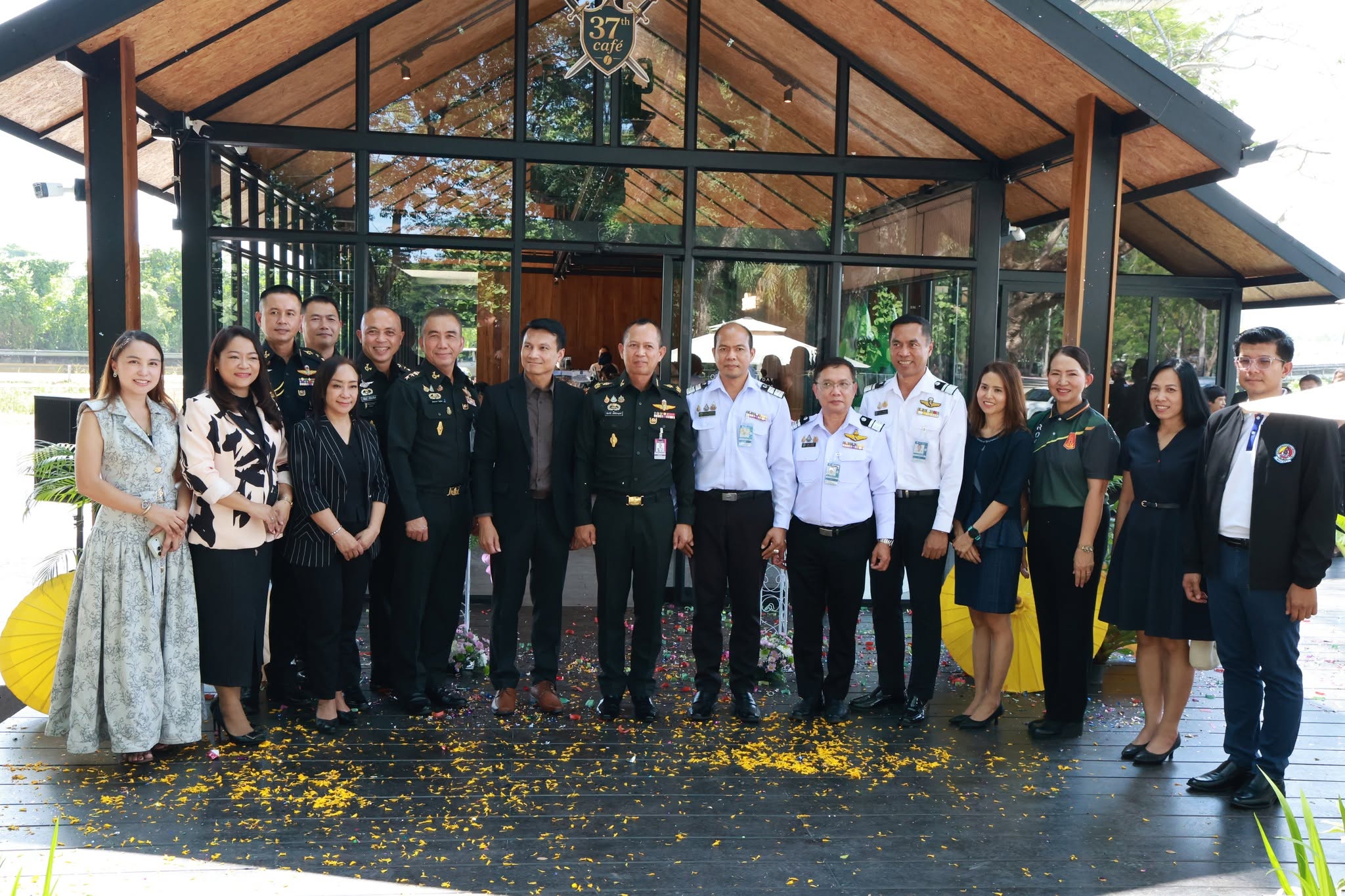 มทบ.37 เปิด &ldquo;ร้านค้าสวัสดิการเพื่อสมาคมแม่บ้านทหารบก สาขา มทบ.37&rdquo; ได้รับความร่วมมือจากทุกภาคส่วนร่วมแสดงความยินดีอย่างคึกคัก