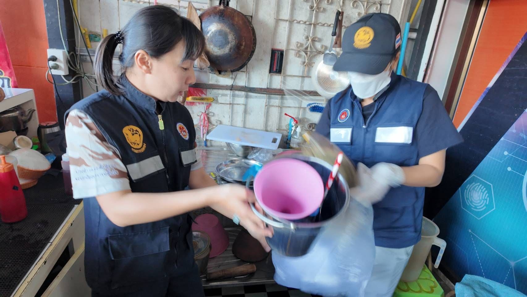 เชียงรายเดินหน้าปฏิบัติการ &ldquo;เชียงรายฟ้าใส&rdquo; จับกุมผู้ลักลอบจำหน่ายน้ำกระท่อมปรุงให้เด็กและเยาวชน ยึดของกลางส่งดำเนินคดีตามกฎหมาย