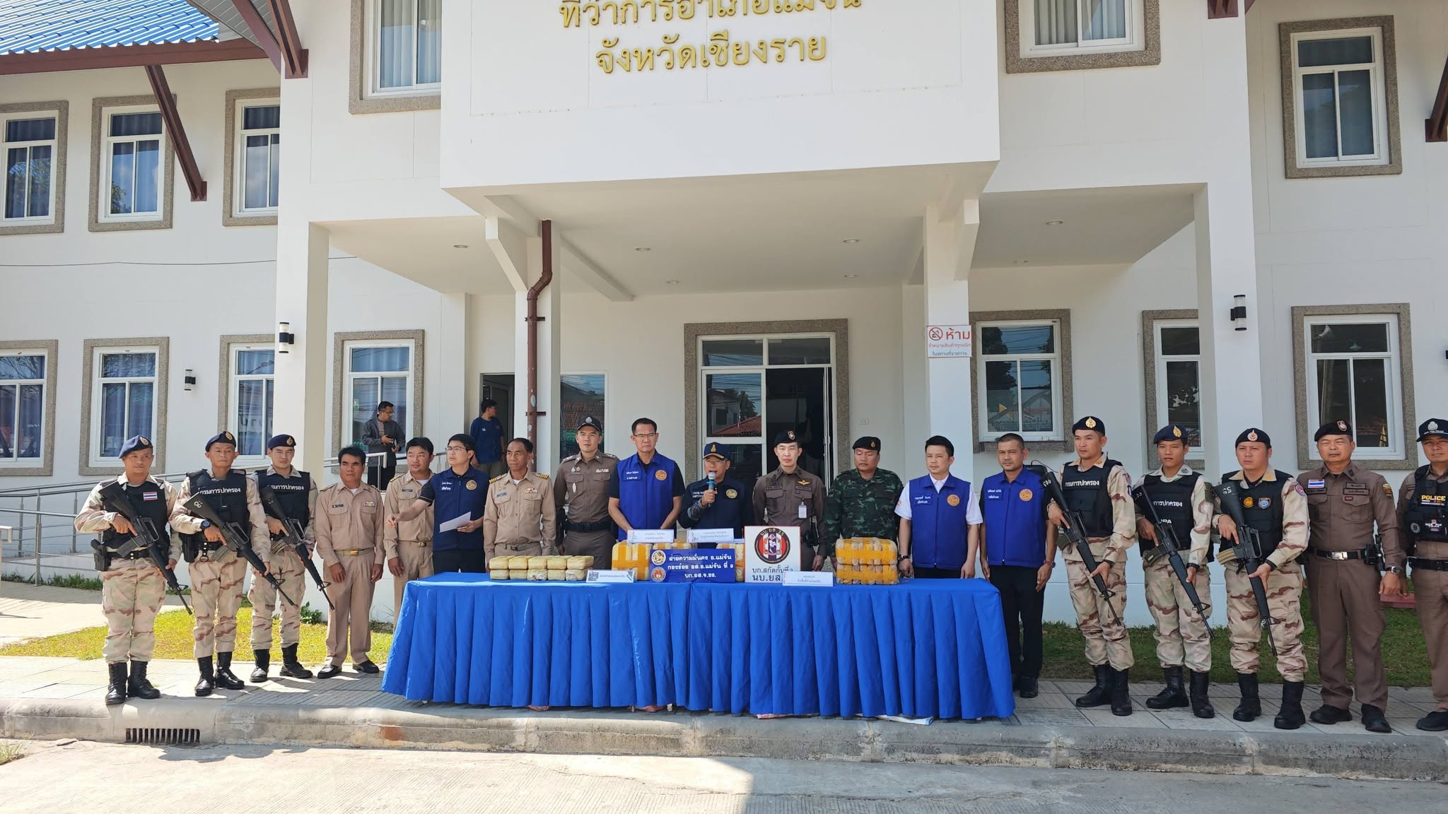 เชียงรายแถลงผลตรวจยึดยาบ้า 700,000 เม็ด หลังฝ่ายปกครองแม่จันสกัดรถต้องสงสัย