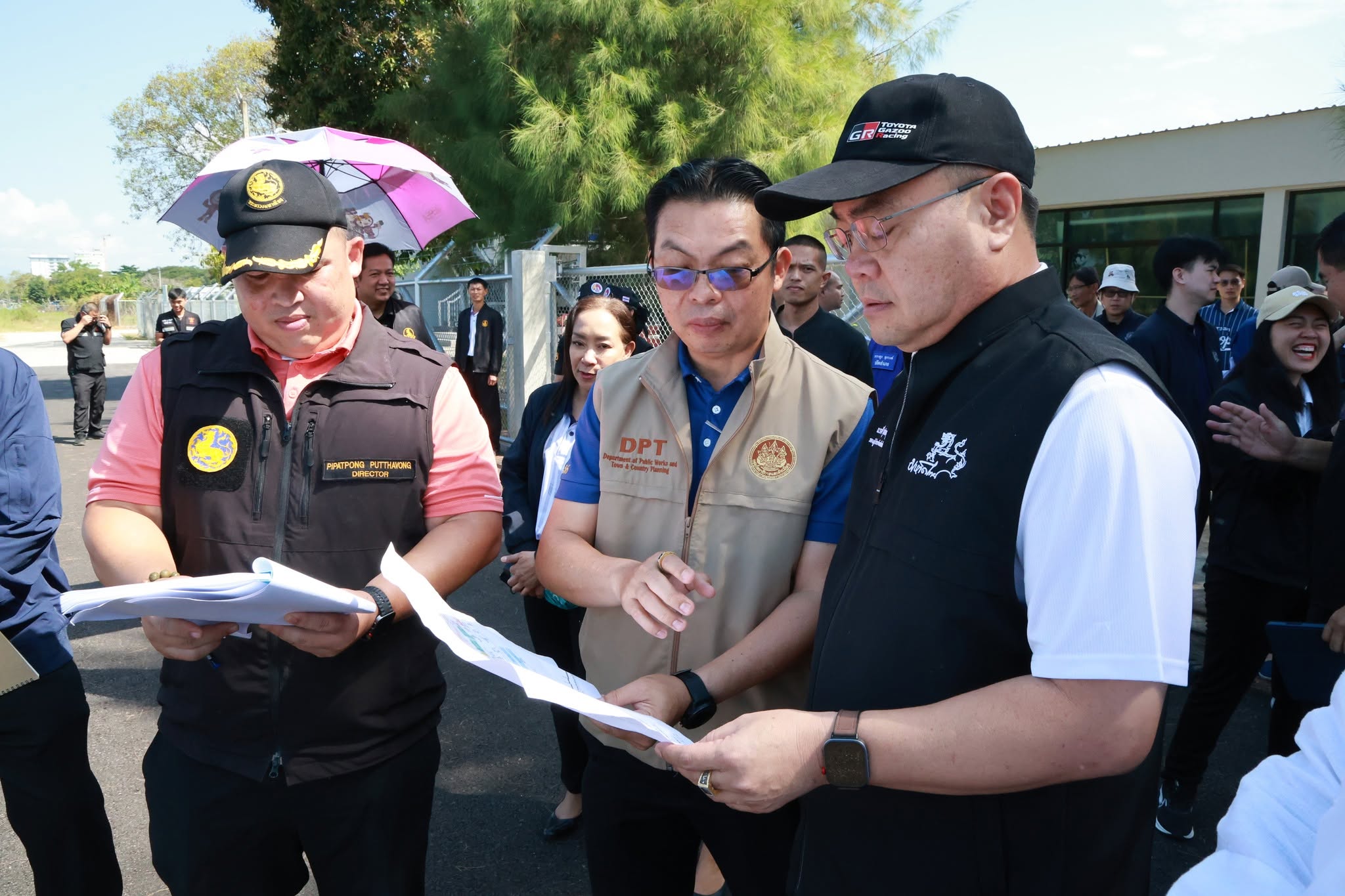 รองผู้ว่าฯ เชียงราย ลงพื้นที่ฝูงบิน 416 และฌาปนสถานดอยพระบาท สำรวจความพร้อมสถานที่จัดพิธีถวายดอกไม้จันทน์ฯ เตรียมรองรับประชาชนร่วมแสดงความอาลัย