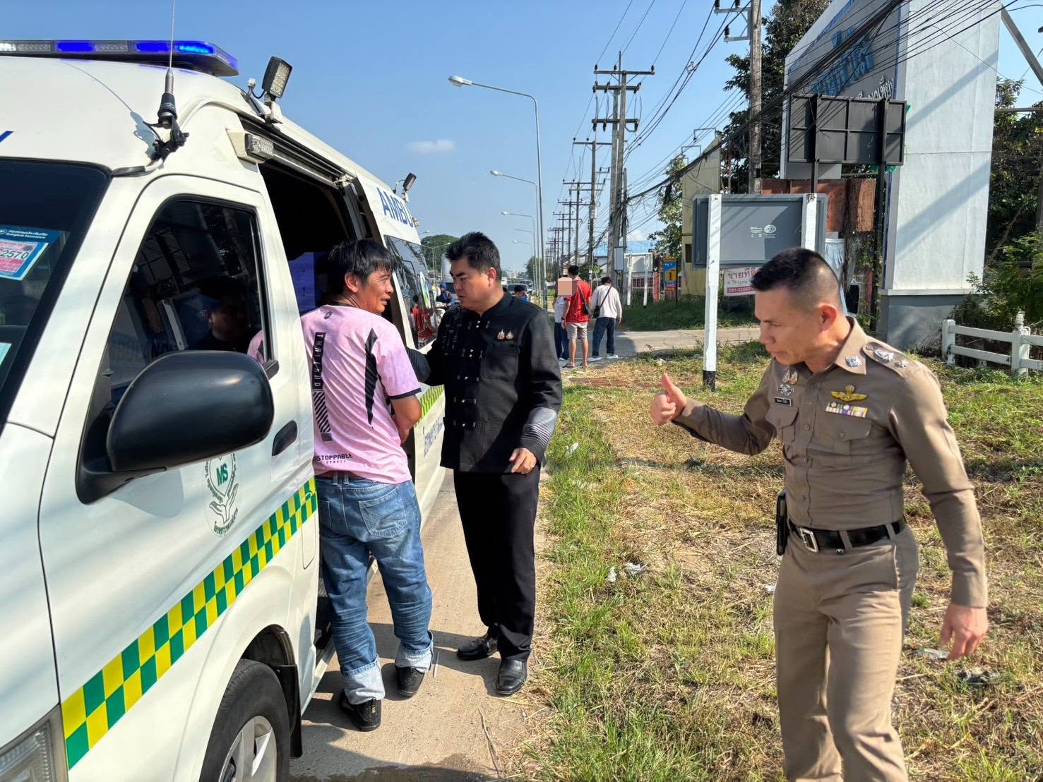 ผู้ว่าฯ เชียงราย ห่วงใยประชาชน หลังพบอุบัติเหตุรถชนบริเวณปากทางหมู่บ้านฟ้าใส (YMCA) ถนนพหลโยธิน ฝากผู้ใช้รถใช้ถนนเพิ่มความระมัดระวัง เคารพกฎจราจร เพื่อความปลอดภัยของทุกคน