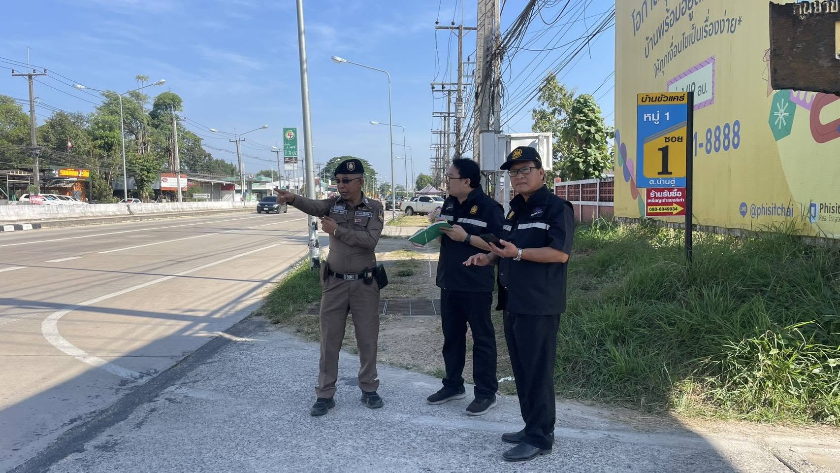 ศูนย์ดำรงธรรมจังหวัดเชียงราย ลงพื้นที่ตรวจสอบจุดเสี่ยงอุบัติเหตุปากทางเข้าหมู่บ้านฟ้าใส พร้อมเตรียมหารือมาตรการความปลอดภัยทางถนนร่วมกับหน่วยงานที่เกี่ยวข้อง