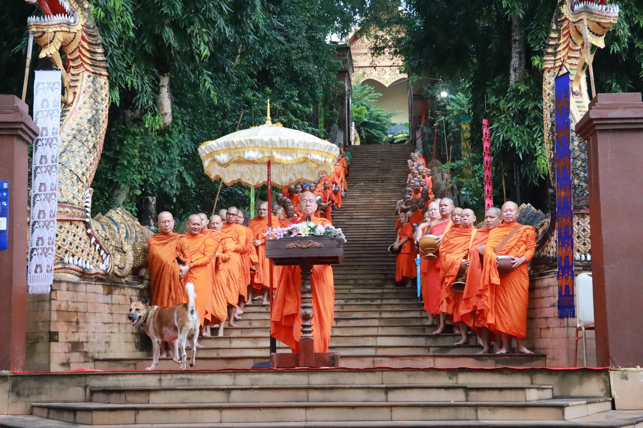 ผู้ว่าฯ เชียงราย นำพุทธศาสนิกชนร่วมตักบาตรเทโวโรหณะ สืบสานประเพณีวันออกพรรษา
