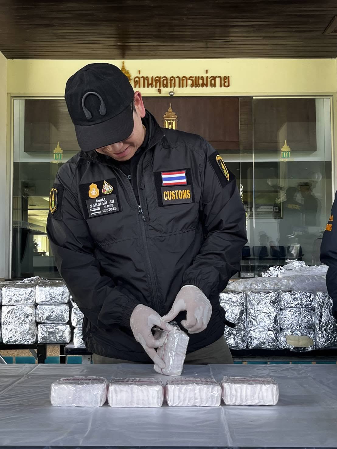 กรมศุลกากร ตรวจยึดยาบ้า 2.74 ล้านเม็ด ซุกซ่อนในเฟอร์นิเจอร์ขนข้ามด่านพรมแดนแม่สาย มูลค่ากว่า 137 ล้านบาท